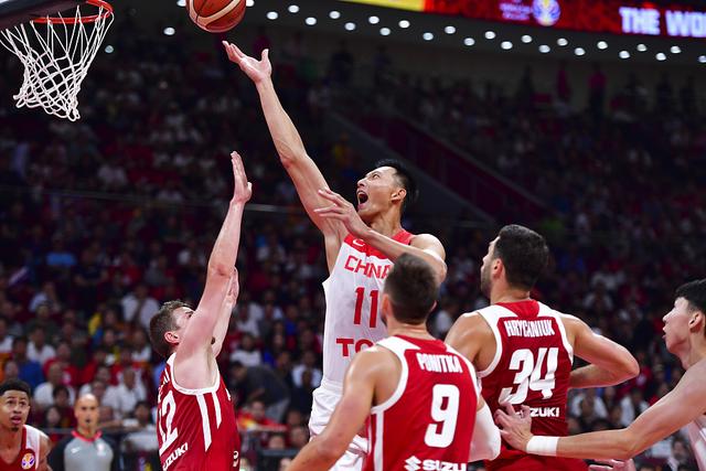  雷丁后卫致命失误送礼痛失领先好局